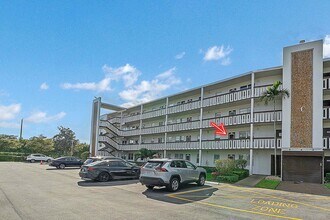2049 Hythe A in Boca Raton, FL - Building Photo - Building Photo