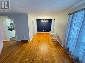 57 Dunning Ave in Aurora, ON - Building Photo - Building Photo