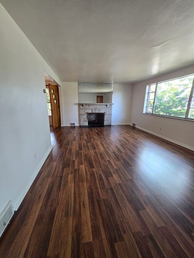 1400 Center Ave, Unit 2nd