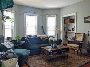 42 Belknap St, Unit 2 in Somerville, MA - Building Photo - Building Photo
