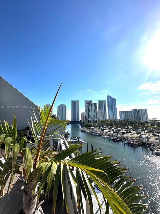 414 Poinciana Island Dr in Sunny Isles Beach, FL - Building Photo