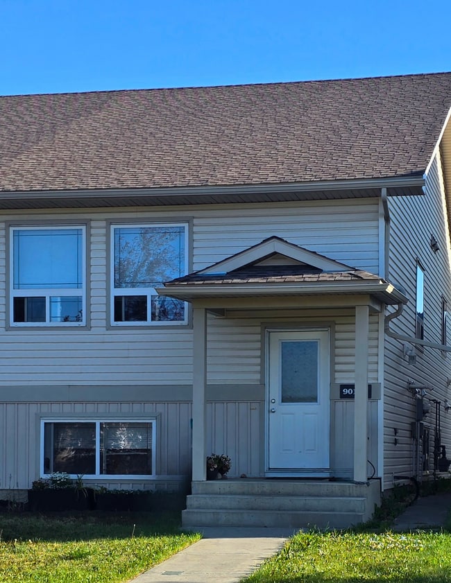 9018 A-90192 92 Ave in Grande Prairie, AB - Building Photo - Building Photo