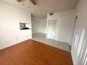 2331 NW 96th Ter, Unit 17M in Pembroke Pines, FL - Foto de edificio - Building Photo