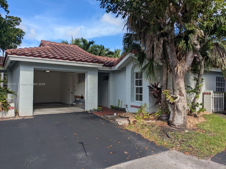 1250 Willow Dr in Weston, FL - Building Photo