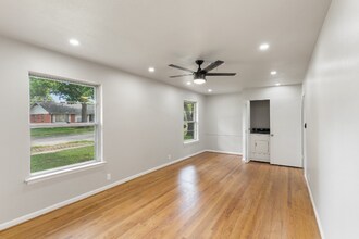 1202 Spruce Dr in Richardson, TX - Foto de edificio - Building Photo