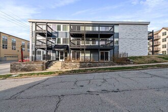 SUMMIT 46 in Kansas City, MO - Building Photo - Building Photo