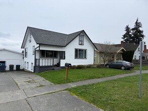 207 E 9th St in Port Angeles, WA - Foto de edificio - Building Photo