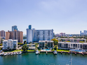 Twin Towers of Hollywood in Hallandale Beach, FL - Building Photo - Building Photo