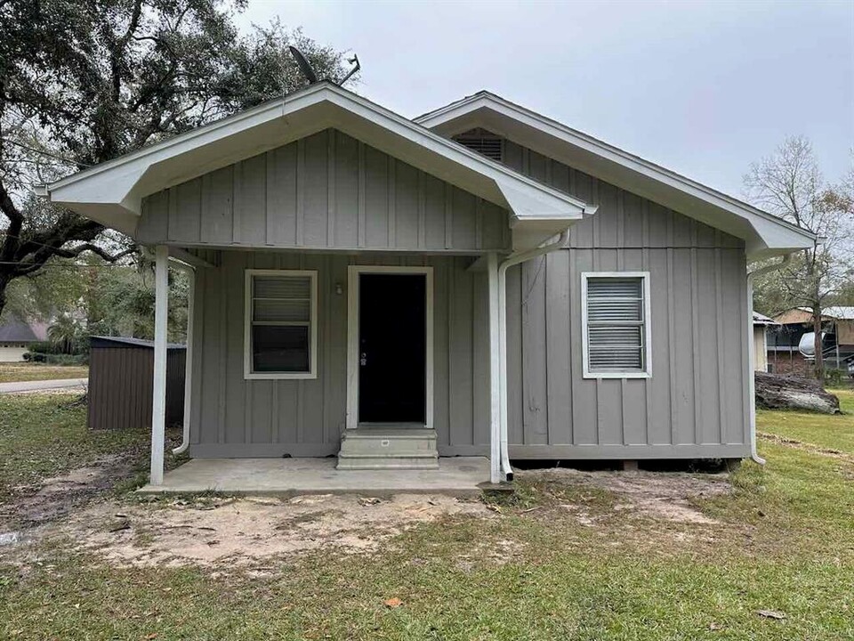 1100 Marshall Ln in Silsbee, TX - Building Photo