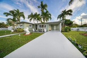 300 NE 175th St in North Miami Beach, FL - Building Photo