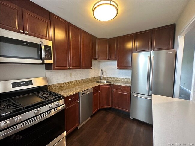 91 Strawberry Hill Ave in Stamford, CT - Building Photo - Building Photo