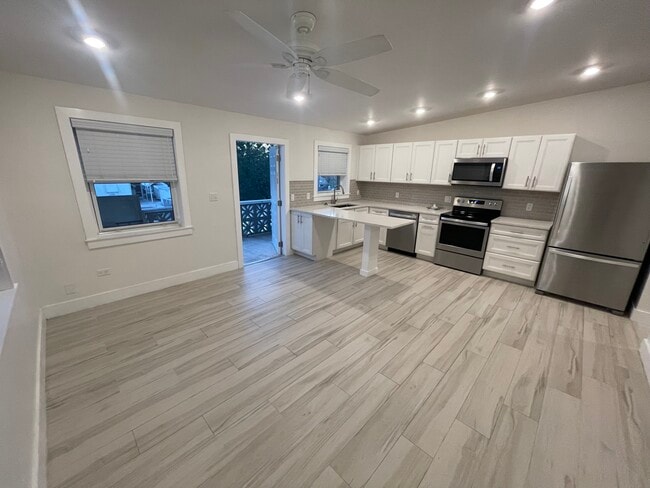 127 Monroe Dr, Unit 1 in Tavernier, FL - Foto de edificio - Building Photo