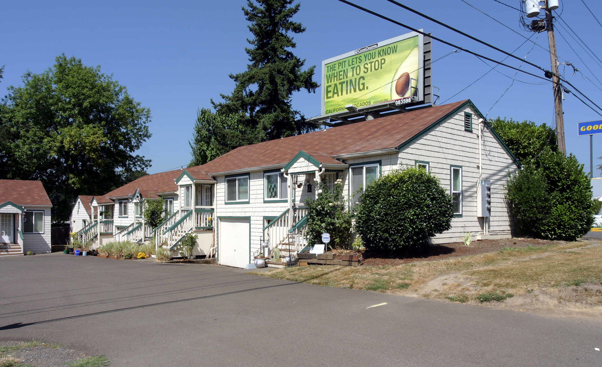 McLoughlin Courtyard Apartments in Milwaukie, OR - Building Photo