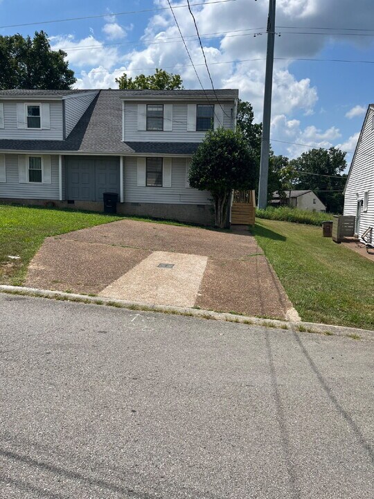 1404 Bell Trace Dr in Nashville, TN - Building Photo