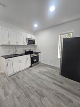 5161 Wakefield St, Unit 2 in Philadelphia, PA - Foto de edificio - Building Photo