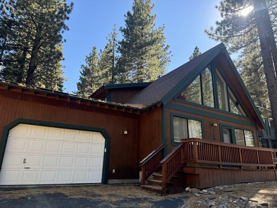 1179 Canarsee St in South Lake Tahoe, CA - Foto de edificio