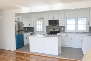 104 E Gates Ave in Lindenhurst, NY - Building Photo