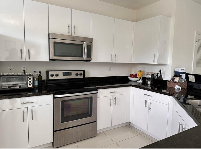 415 NE 194th Ln in Miami, FL - Building Photo - Building Photo