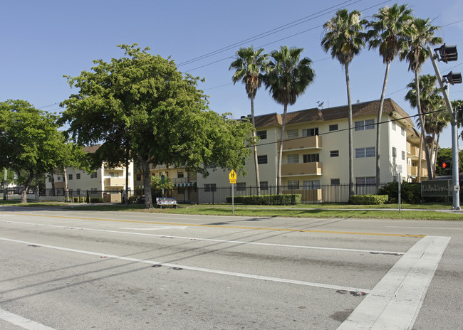 Holly House Apartments in North Miami, FL - Building Photo - Building Photo