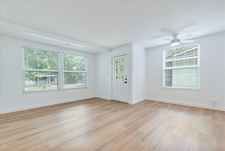 1900 Forest Hill Dr in Austin, TX - Building Photo - Building Photo