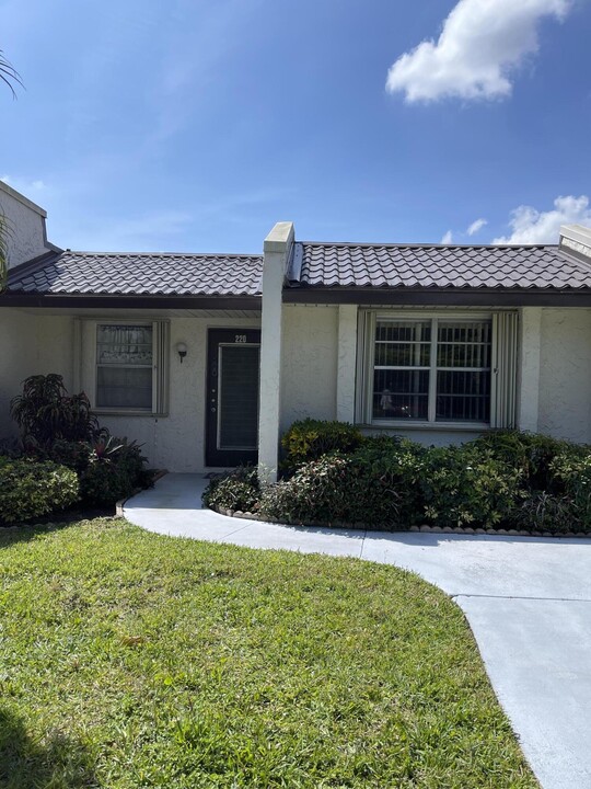 220 Lake Constance Dr in West Palm Beach, FL - Foto de edificio