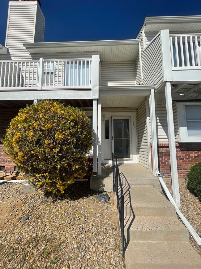 property at 953 S Pitkin Ct