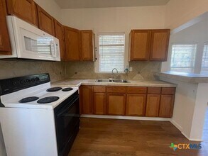513 Moore St in San Marcos, TX - Building Photo - Building Photo