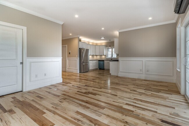 172 Bigelow St, Unit 1 in Boston, MA - Foto de edificio - Building Photo