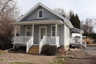 712 W Lackawanna Ave in Blakely, PA - Building Photo