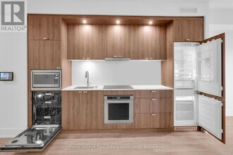 259 The Kingsway in Toronto, ON - Building Photo - Building Photo