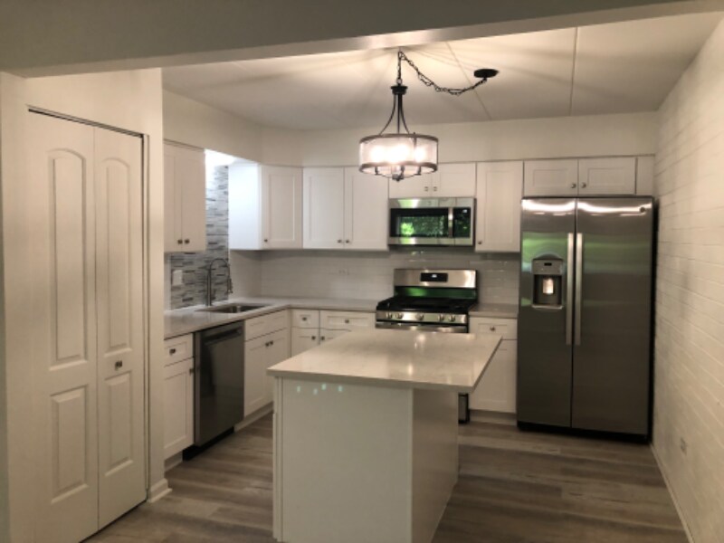 154 E Bailey Rd in Naperville, IL - Building Photo