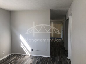 7216 Ken Knight Dr W in Jacksonville, FL - Building Photo - Building Photo