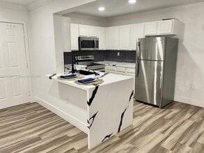 300 Palm Cir W, Unit 307 in Pembroke Pines, FL - Building Photo - Building Photo