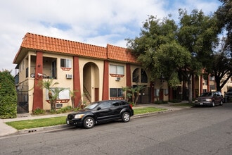 Santa Ana Birch Apartments in Santa Ana, CA - Foto de edificio - Building Photo