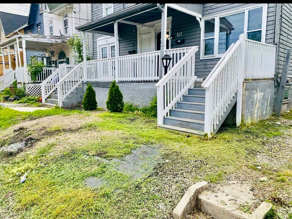 813 E Chestnut St in Coatesville, PA - Building Photo