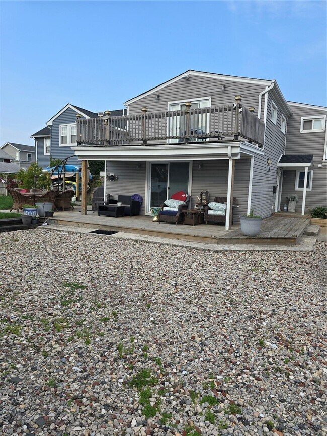 18 Julian Pl in Island Park, NY - Building Photo - Building Photo