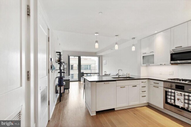 4960 Fairmont Ave in Bethesda, MD - Building Photo - Building Photo