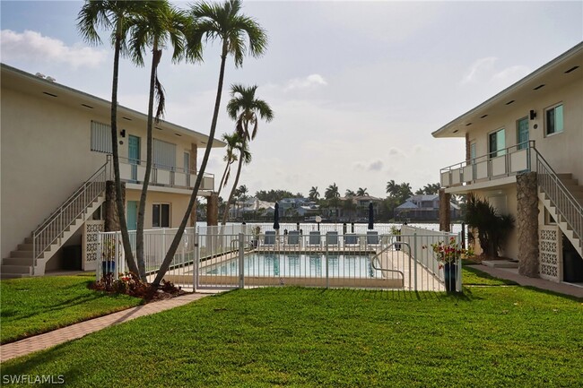 2500 Gulf Shore Blvd N in Naples, FL - Foto de edificio - Building Photo