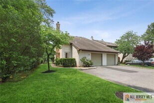 153 Thoreau Dr in Plainsboro, NJ - Building Photo