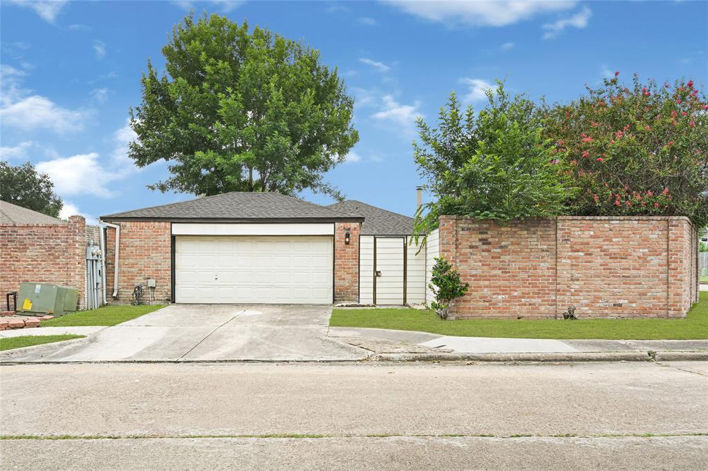 8302 Country Wind Ln in Houston, TX - Foto de edificio
