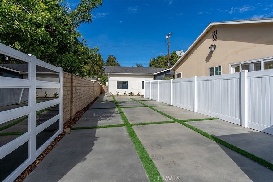 23113 Leonora Dr in Los Angeles, CA - Foto de edificio