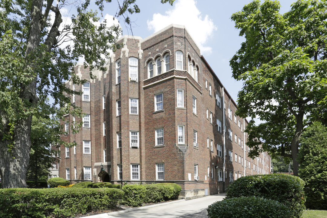 Lewis Manor Apartments in Cleveland, OH - Building Photo