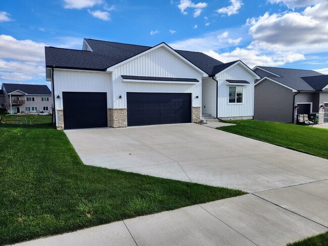 1603 Red Cedar Ln in Granger, IA - Building Photo - Building Photo