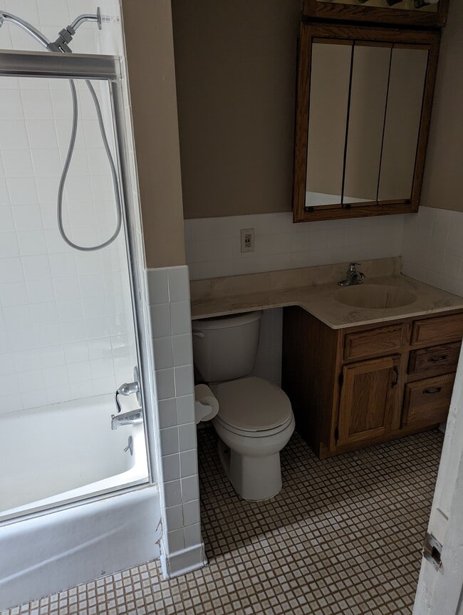 905 Lowry Ave NE, Unit 1 in Minneapolis, MN - Building Photo - Building Photo