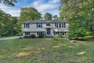587 Central Ave in Johnston, RI - Building Photo