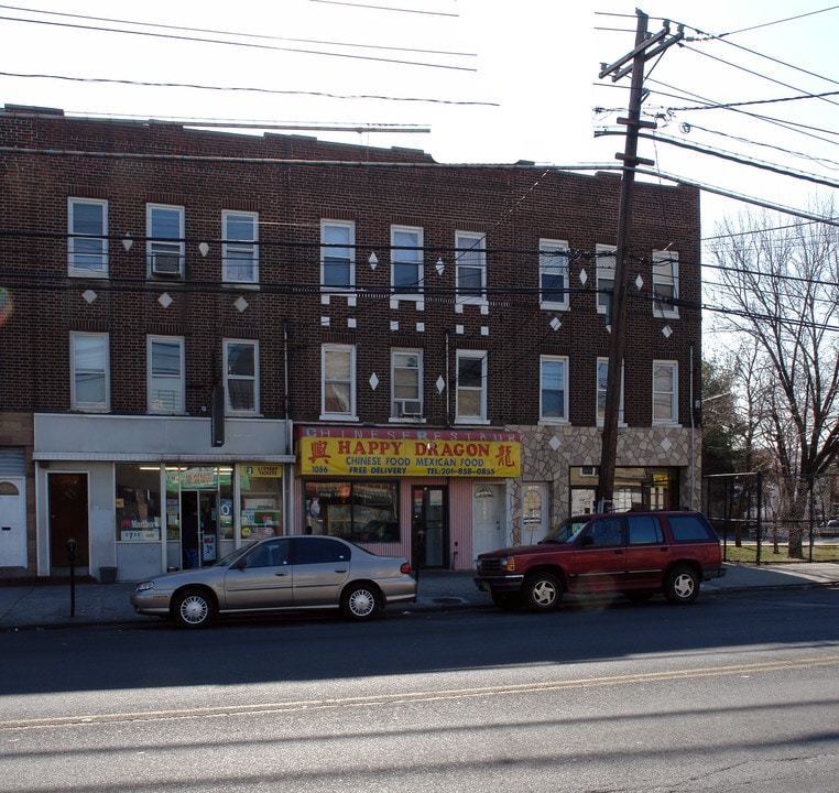 1086 Avenue C in Bayonne, NJ - Foto de edificio