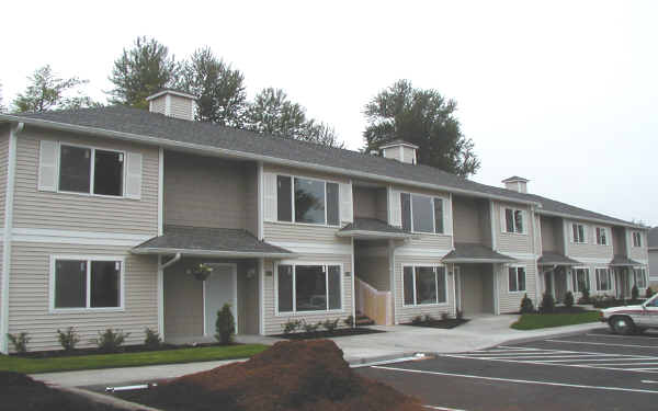 Emerald Court in Puyallup, WA - Foto de edificio