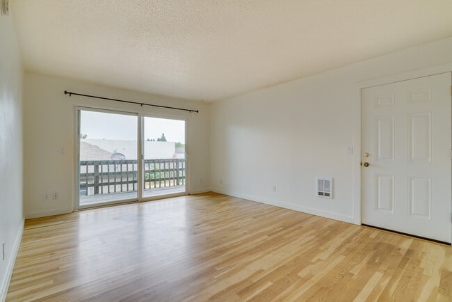 3404 SE 21st Ave, Unit 4 in Portland, OR - Building Photo - Building Photo