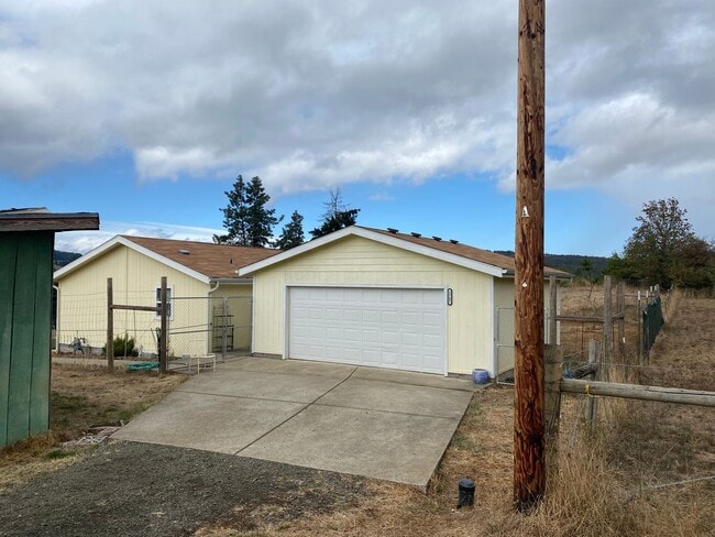 1767 Old Town Loop Rd in Oakland, OR - Building Photo - Building Photo