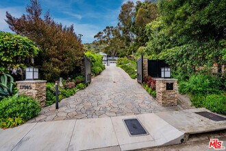 17965 Surfview Ln in Los Angeles, CA - Building Photo - Building Photo